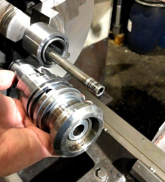 Proceso de reparación en torno convencional de un cilindro hidráulico de doble efecto